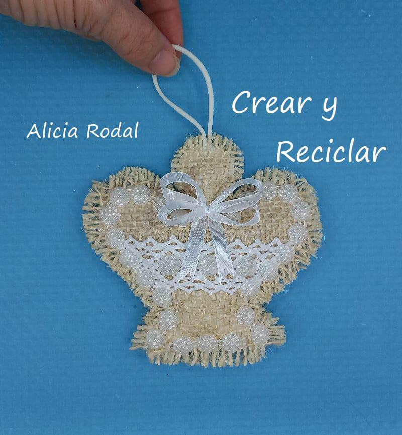 En este tutorial aprenderás a hacer 7 diseños diferentes de adornitos que puedes usar como decoración navideña para decorar el arbolito o pino de Navidad o en cualquier otro tipo de decoración para tu casa.