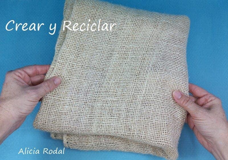 En este tutorial aprenderás a hacer 7 diseños diferentes de adornitos que puedes usar como decoración navideña para decorar el arbolito o pino de Navidad o en cualquier otro tipo de decoración para tu casa.