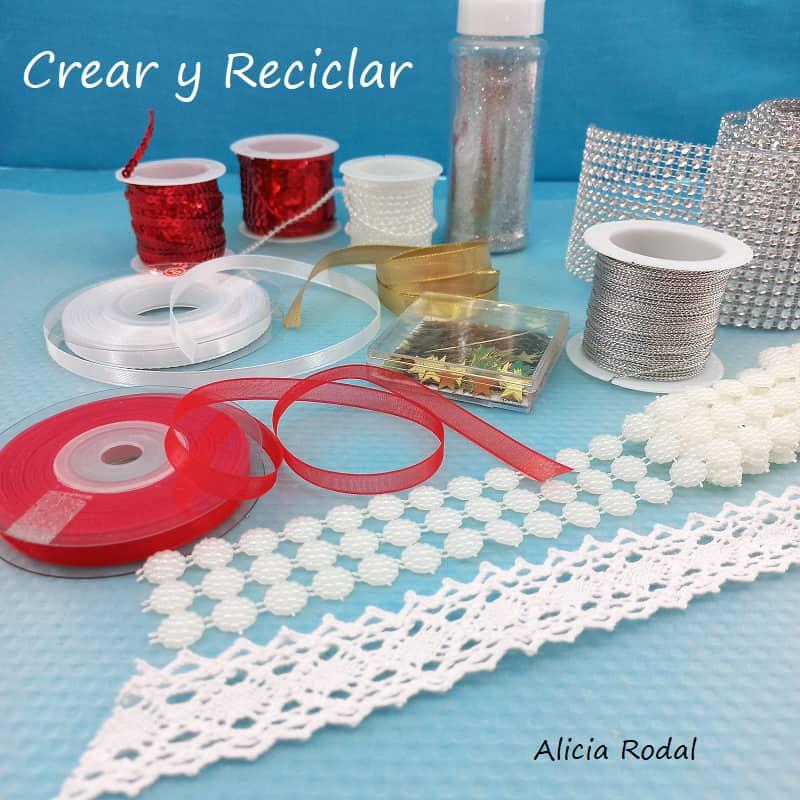 En este tutorial aprenderás a hacer 7 diseños diferentes de adornitos que puedes usar como decoración navideña para decorar el arbolito o pino de Navidad o en cualquier otro tipo de decoración para tu casa.