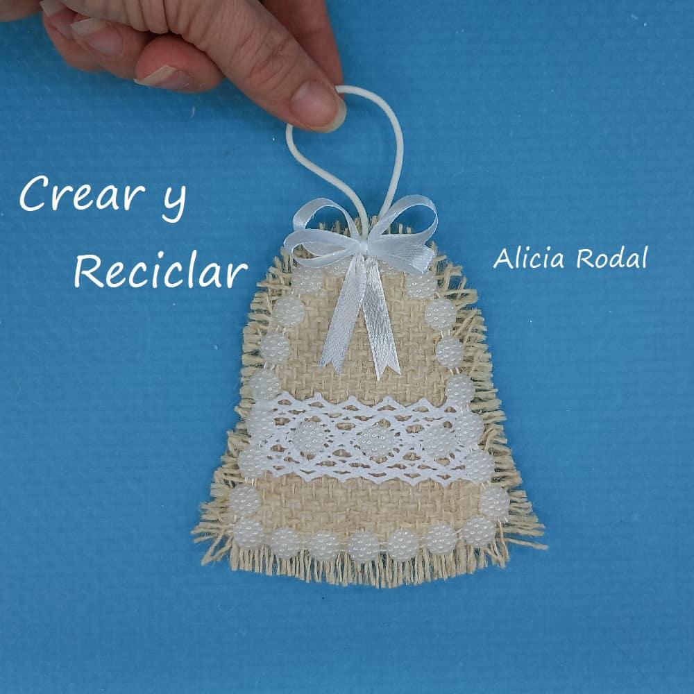 En este tutorial aprenderás a hacer 7 diseños diferentes de adornitos que puedes usar como decoración navideña para decorar el arbolito o pino de Navidad o en cualquier otro tipo de decoración para tu casa.