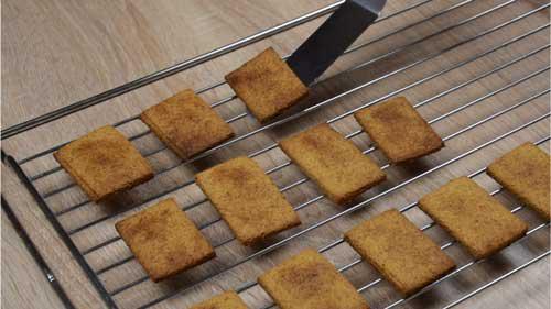 enfriar galletas napolitanas caseras sobre rejilla