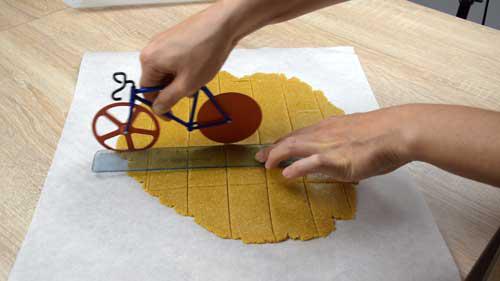 cortar la masa de galletas napolitanas