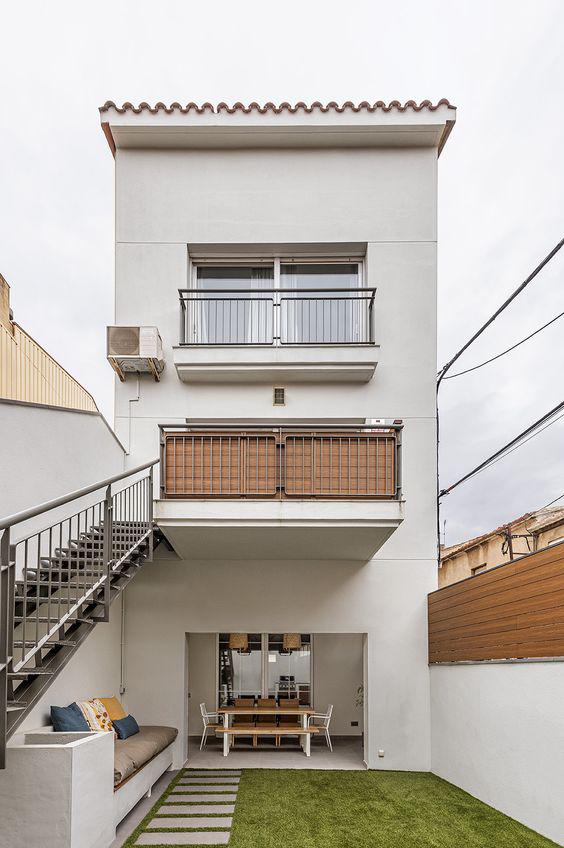 Fachadas de casas angostas en diferentes estilos