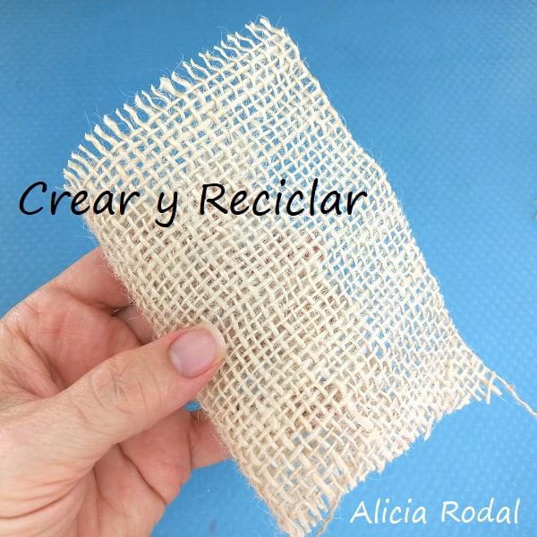 Si quieres aprender a hacer lazos o moños de maneras distintas para tus manualidades, para decorar su ropa o para cualquier cosa que se te ocurra, no te puedes perder este tutorial donde vas a aprender 10 formas básicas de hacer lazos de varias formas, tamaños, combinando diferentes materiales y con técnicas distintas. Diy