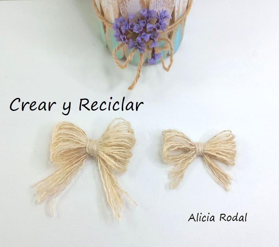 Si quieres aprender a hacer lazos o moños de maneras distintas para tus manualidades, para decorar su ropa o para cualquier cosa que se te ocurra, no te puedes perder este tutorial donde vas a aprender 10 formas básicas de hacer lazos de varias formas, tamaños, combinando diferentes materiales y con técnicas distintas. Diy