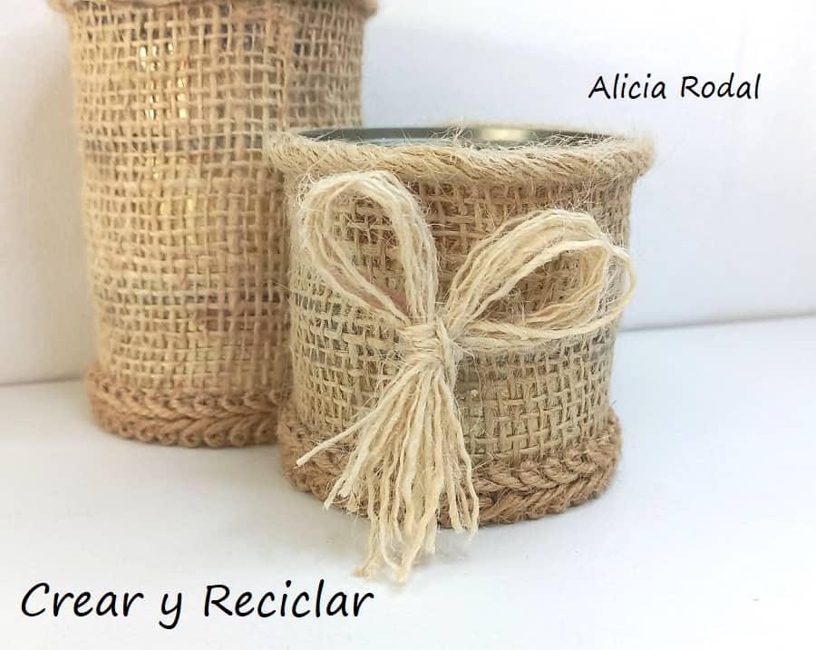 Si quieres aprender a hacer lazos o moños de maneras distintas para tus manualidades, para decorar su ropa o para cualquier cosa que se te ocurra, no te puedes perder este tutorial donde vas a aprender 10 formas básicas de hacer lazos de varias formas, tamaños, combinando diferentes materiales y con técnicas distintas. Diy