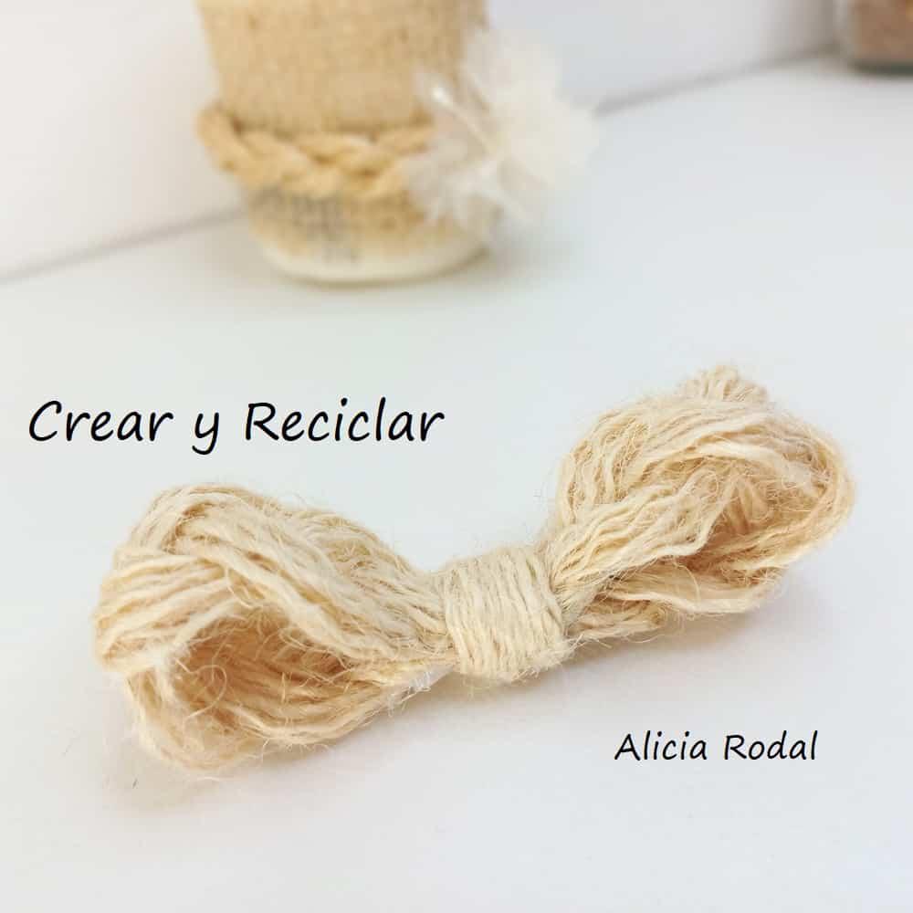 Si quieres aprender a hacer lazos o moños de maneras distintas para tus manualidades, para decorar su ropa o para cualquier cosa que se te ocurra, no te puedes perder este tutorial donde vas a aprender 10 formas básicas de hacer lazos de varias formas, tamaños, combinando diferentes materiales y con técnicas distintas. Diy