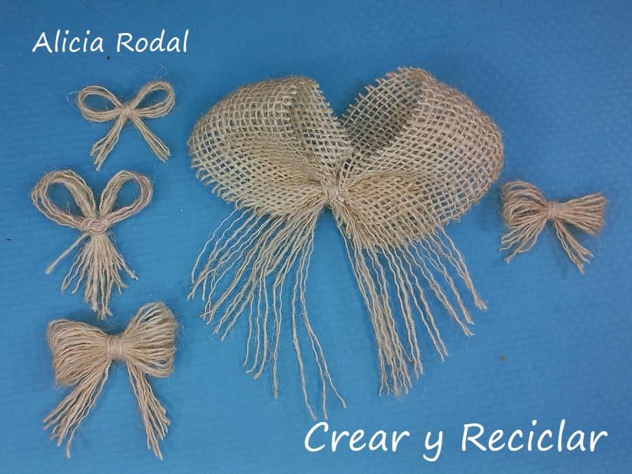 Si quieres aprender a hacer lazos o moños de maneras distintas para tus manualidades, para decorar su ropa o para cualquier cosa que se te ocurra, no te puedes perder este tutorial donde vas a aprender 10 formas básicas de hacer lazos de varias formas, tamaños, combinando diferentes materiales y con técnicas distintas. Diy