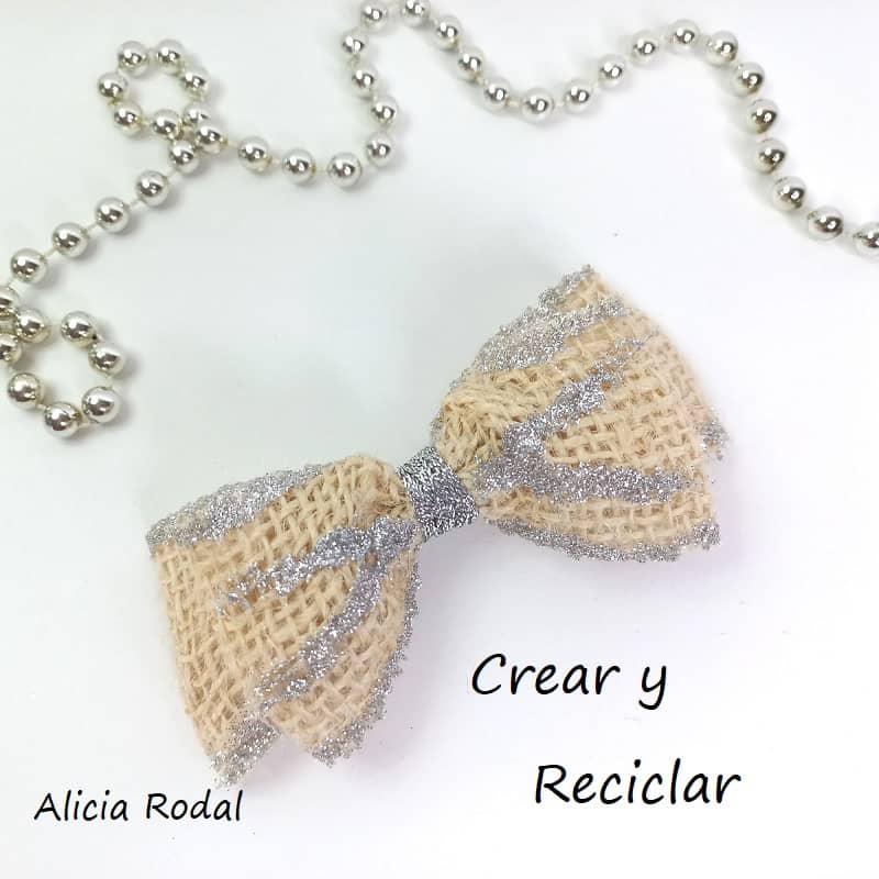 Si quieres aprender a hacer lazos o moños de maneras distintas para tus manualidades, para decorar su ropa o para cualquier cosa que se te ocurra, no te puedes perder este tutorial donde vas a aprender 10 formas básicas de hacer lazos de varias formas, tamaños, combinando diferentes materiales y con técnicas distintas. Diy