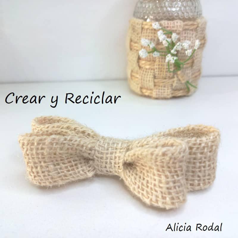 Si quieres aprender a hacer lazos o moños de maneras distintas para tus manualidades, para decorar su ropa o para cualquier cosa que se te ocurra, no te puedes perder este tutorial donde vas a aprender 10 formas básicas de hacer lazos de varias formas, tamaños, combinando diferentes materiales y con técnicas distintas. Diy