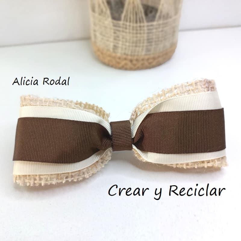 Si quieres aprender a hacer lazos o moños de maneras distintas para tus manualidades, para decorar su ropa o para cualquier cosa que se te ocurra, no te puedes perder este tutorial donde vas a aprender 10 formas básicas de hacer lazos de varias formas, tamaños, combinando diferentes materiales y con técnicas distintas. Diy