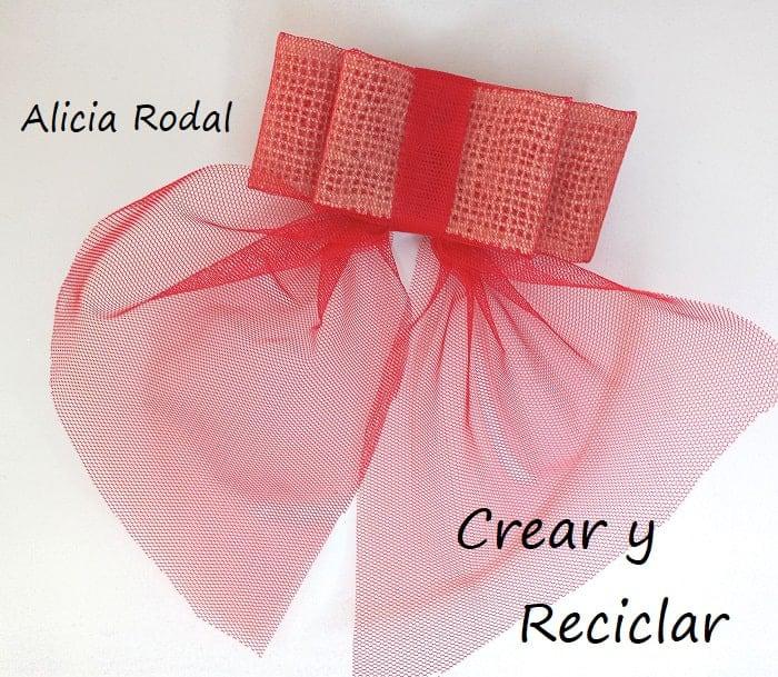 Si quieres aprender a hacer lazos o moños de maneras distintas para tus manualidades, para decorar su ropa o para cualquier cosa que se te ocurra, no te puedes perder este tutorial donde vas a aprender 10 formas básicas de hacer lazos de varias formas, tamaños, combinando diferentes materiales y con técnicas distintas. Diy