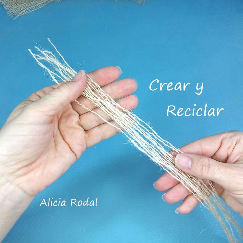 Si quieres aprender a hacer lazos o moños de maneras distintas para tus manualidades, para decorar su ropa o para cualquier cosa que se te ocurra, no te puedes perder este tutorial donde vas a aprender 10 formas básicas de hacer lazos de varias formas, tamaños, combinando diferentes materiales y con técnicas distintas. Diy