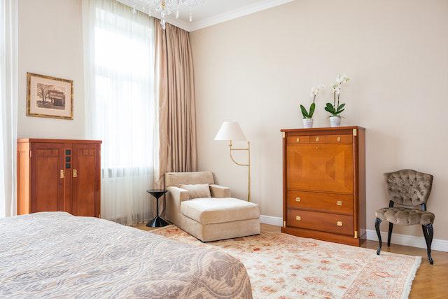 La mejor manera de decorar tu dormitorio es respetar unos criterios mínimos de distribución, dependiendo del tamaño de la habitación, la distribución y orientación de la puerta y la ventana, si tiene armarios empotrados, etc., pero lo más importante es que sea un lugar que invite a descansar y relajarnos.
