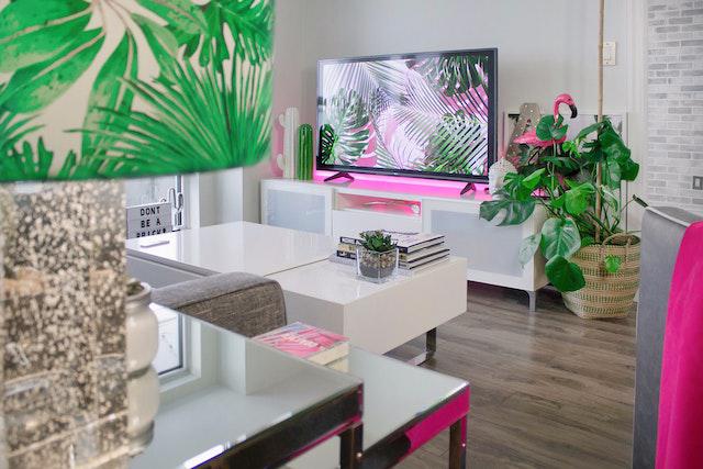 La mejor manera de decorar tu dormitorio es respetar unos criterios mínimos de distribución, dependiendo del tamaño de la habitación, la distribución y orientación de la puerta y la ventana, si tiene armarios empotrados, etc., pero lo más importante es que sea un lugar que invite a descansar y relajarnos.