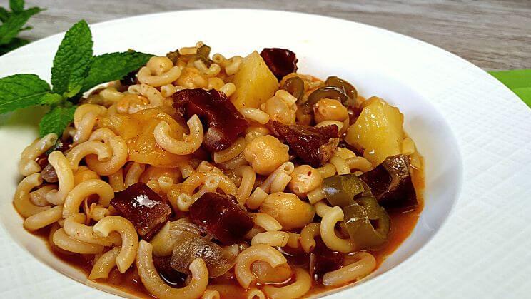 Fideos con garbanzos y jamón