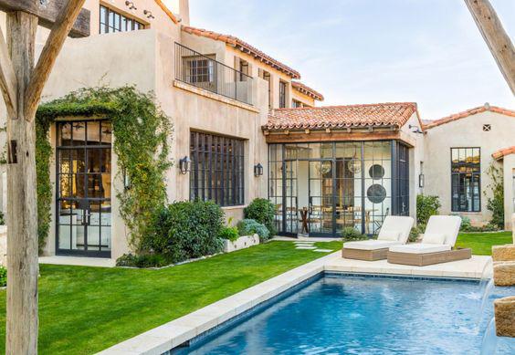 Casas de campo rústicas con ventanas grandes