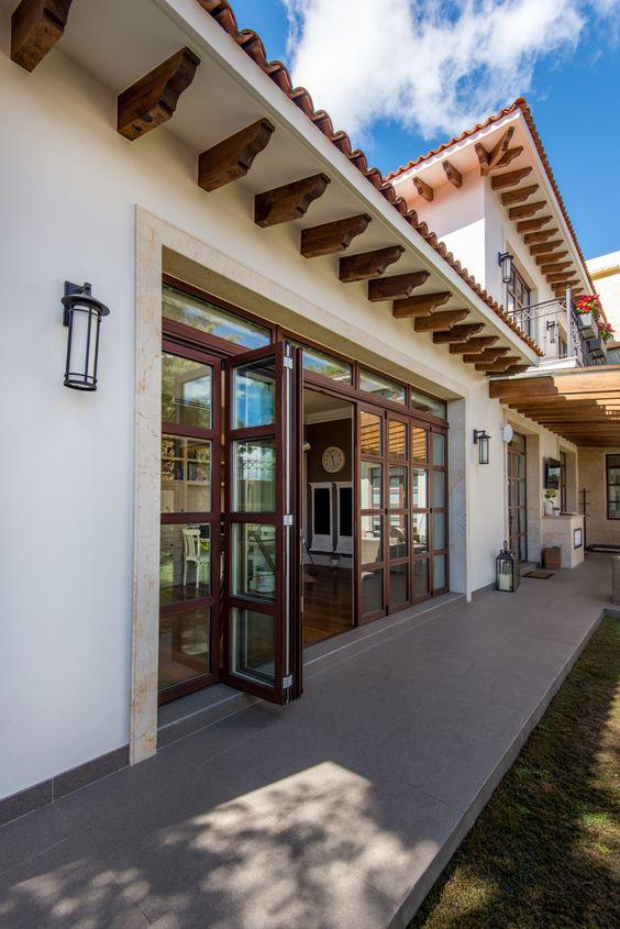 Modelos de casas de campo con ventanales de madera