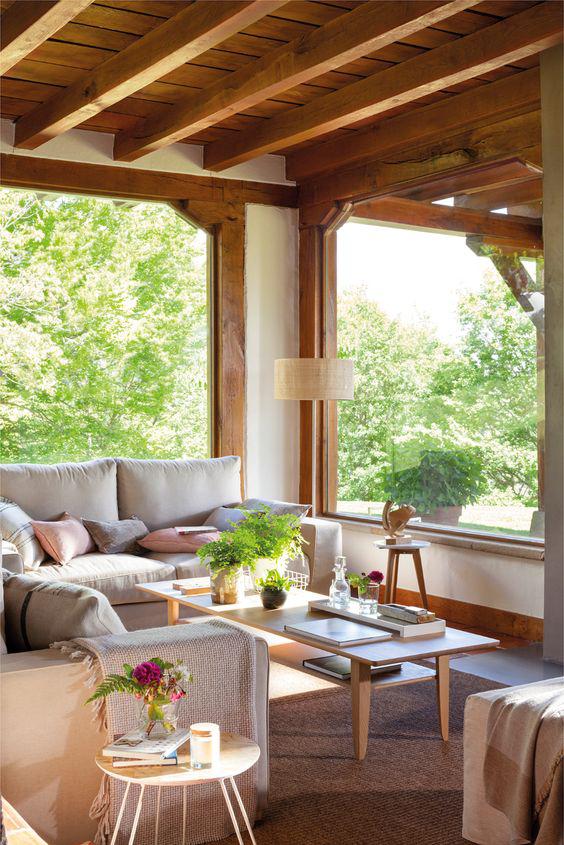 Modelos de casas de campo con ventanales de madera