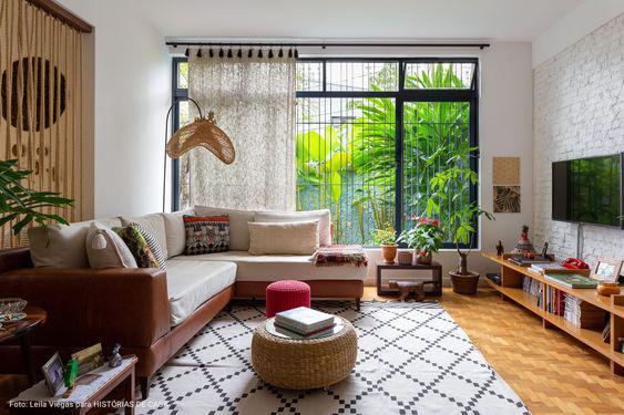 Interiores de casas de campo con ventanas grandes