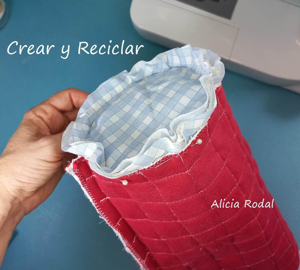 En este tutorial te enseño cómo hacer tu propio estuche, forro o funda para una botella de vidrio o termo, para llevar a donde quieras y al mismo tiempo protegerla. Lo mejor de todo es que lo vamos a hacer con materiales reciclados, es fácil y el resultado es muy útil y práctico.