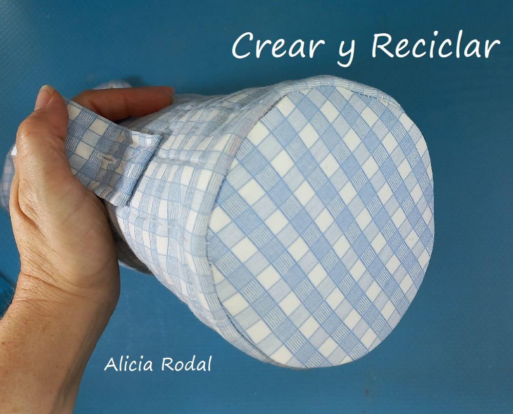 En este tutorial te enseño cómo hacer tu propio estuche, forro o funda para una botella de vidrio o termo, para llevar a donde quieras y al mismo tiempo protegerla. Lo mejor de todo es que lo vamos a hacer con materiales reciclados, es fácil y el resultado es muy útil y práctico.