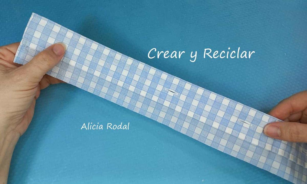 En este tutorial te enseño cómo hacer tu propio estuche, forro o funda para una botella de vidrio o termo, para llevar a donde quieras y al mismo tiempo protegerla. Lo mejor de todo es que lo vamos a hacer con materiales reciclados, es fácil y el resultado es muy útil y práctico.