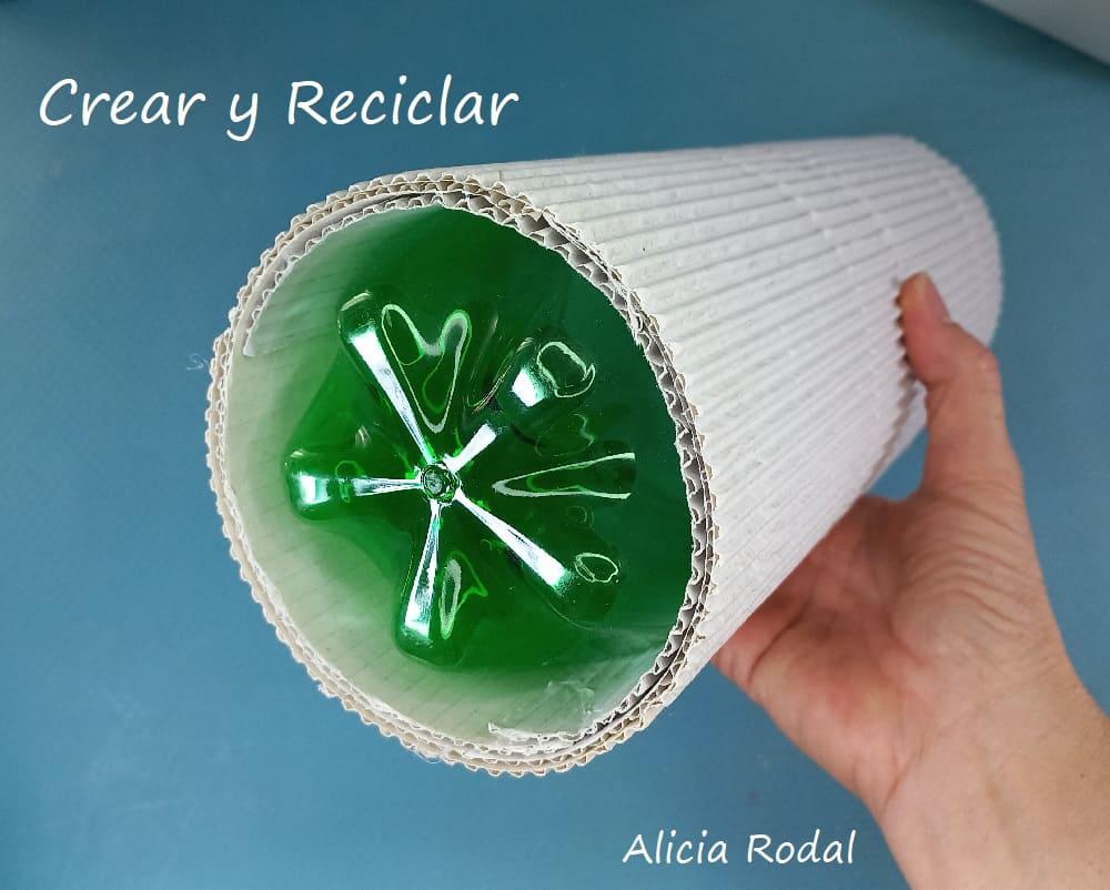En este tutorial te enseño cómo hacer tu propio estuche, forro o funda para una botella de vidrio o termo, para llevar a donde quieras y al mismo tiempo protegerla. Lo mejor de todo es que lo vamos a hacer con materiales reciclados, es fácil y el resultado es muy útil y práctico.