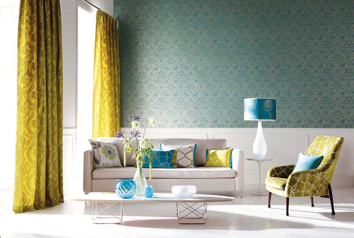 cortinas y sofá estampados