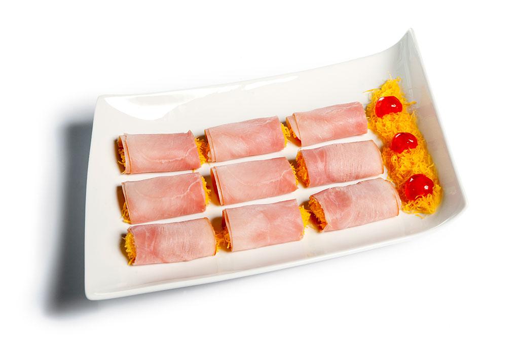 Canapé de jamón cocido y huevo hilado