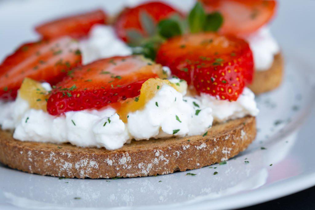 Canapé vegetariano de fresa y requesón