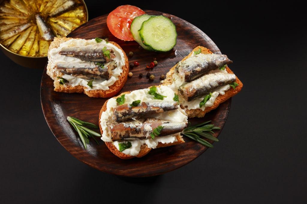 Tosta de queso crema y sardinillas