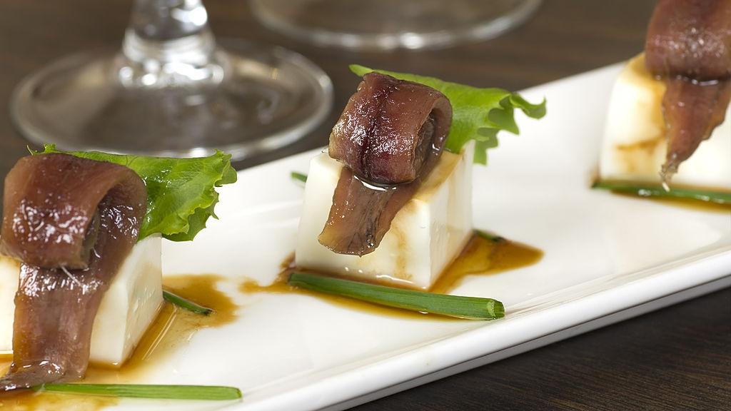 Canapé elegante con anchoas
