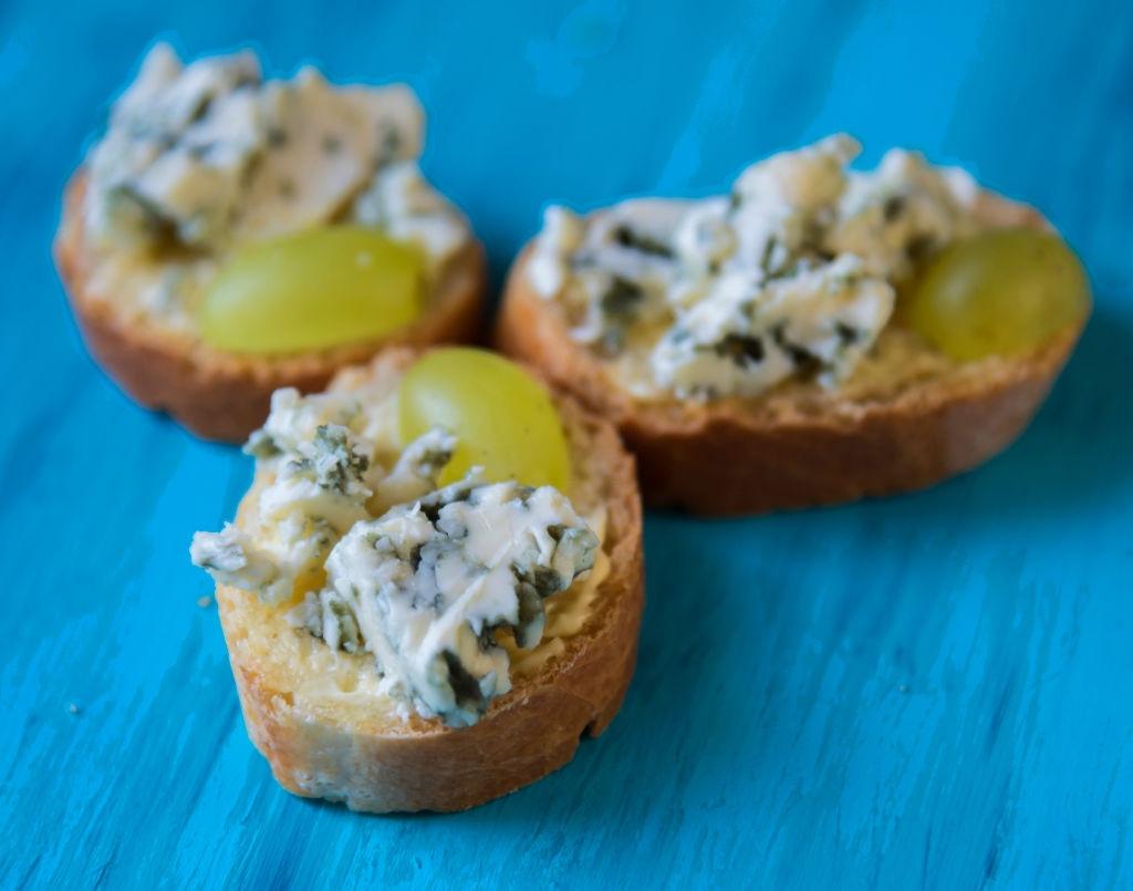 Canapé de uvas con gorgonzola