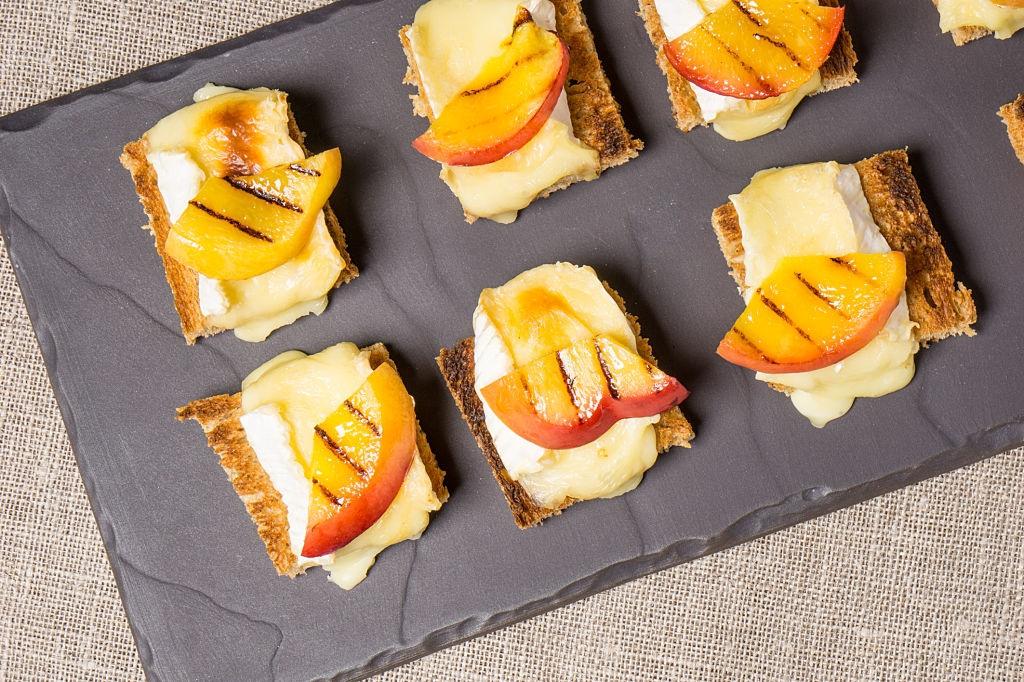 Tosta de brie y nectarina al grill