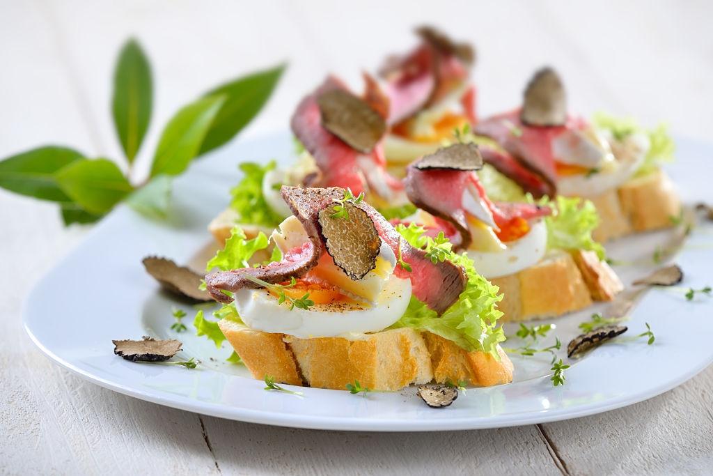 Canapé navideño de rosbif con huevo y trufa