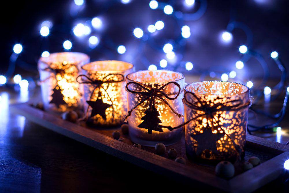 Velas en portavelas navideños.