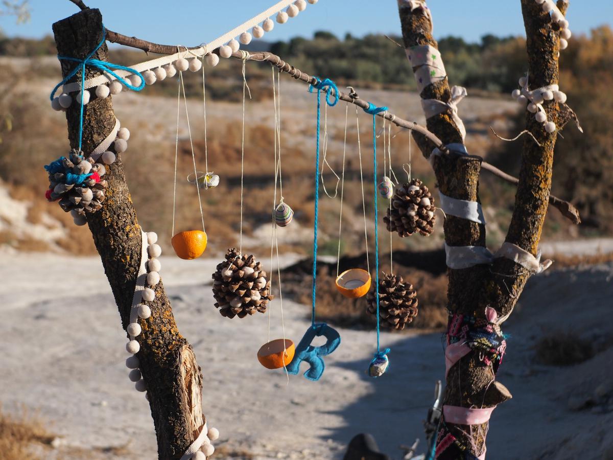 Árbol de Navidad al aire libre decorado con elementos rústicos