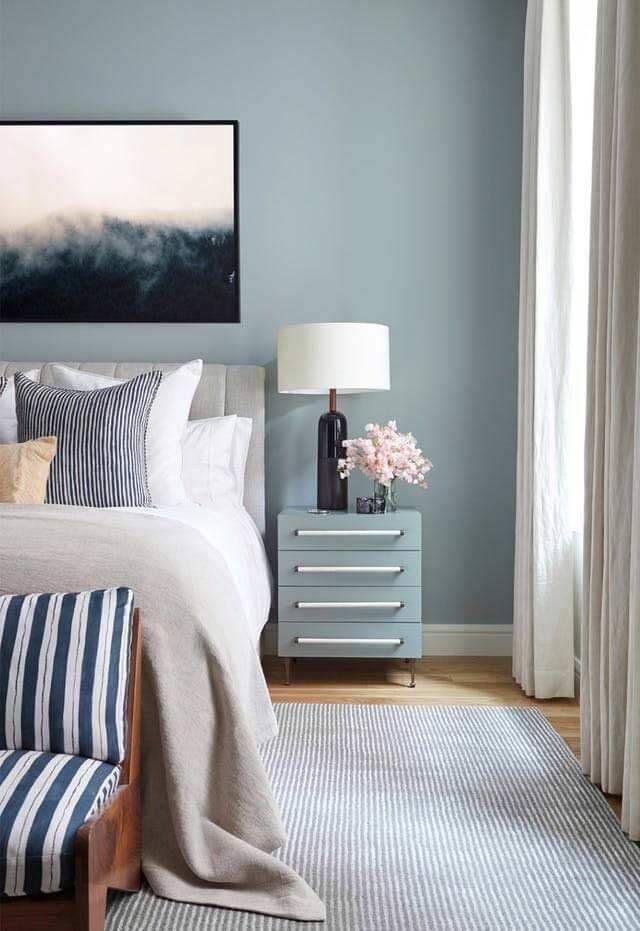 Interiores con paredes color azul claro