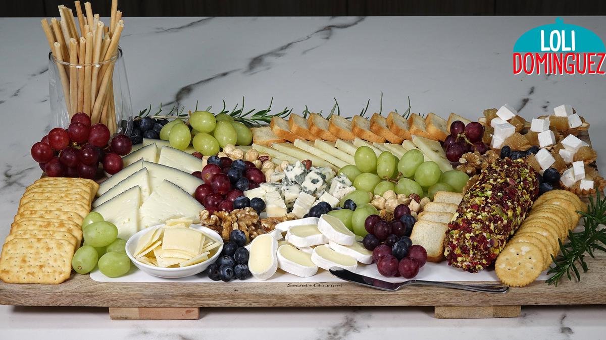 TABLA DE QUESOS ESPECIAL FIN DE AÑO CON UN QUESO QUE TE VA A SORPRENDER. Preparar una tabla de quesos es fácil y rápido y es una opción maravillosa para recibir a los invitados