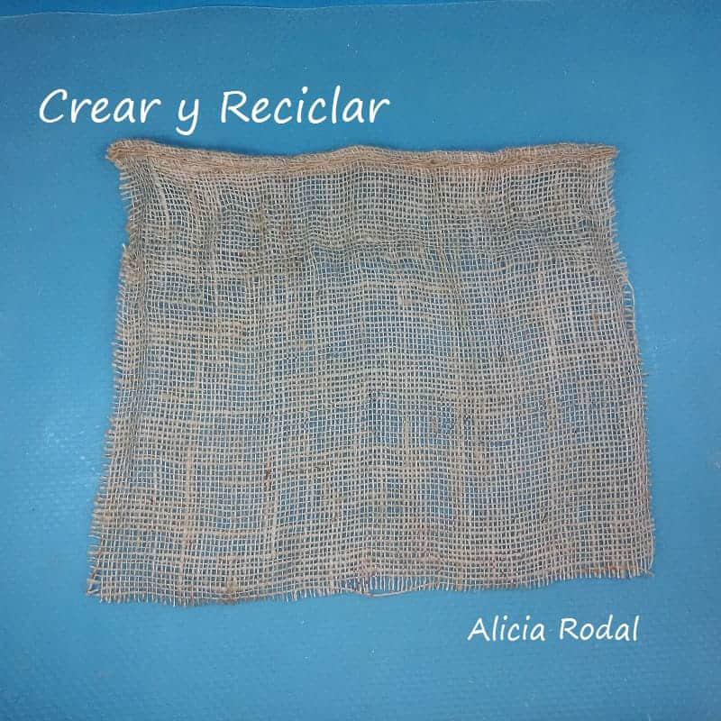 En este tutorial te voy a mostrar una manualidad con varias funciones, hecha con la tela de un saco de patatas