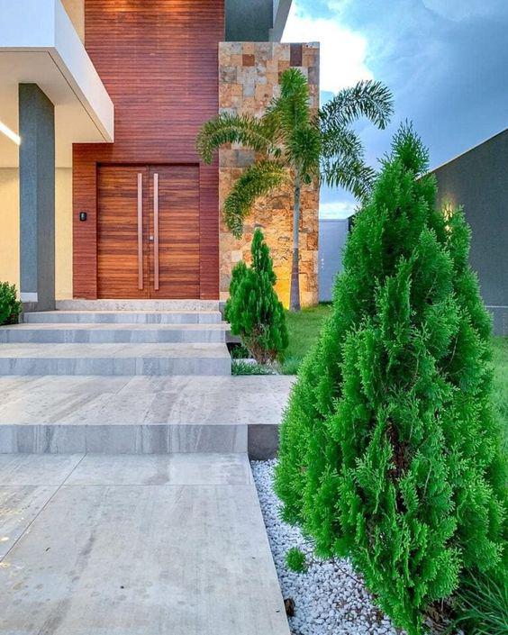 Fachadas de casas con caminos o senderos