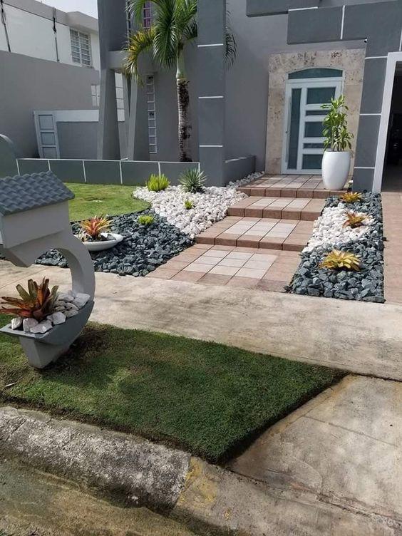 Fachadas de casas con caminos o senderos