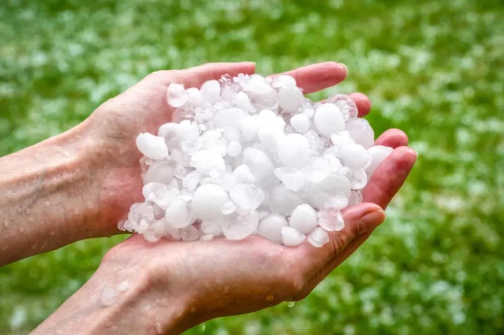 Persona con granizo en sus manos