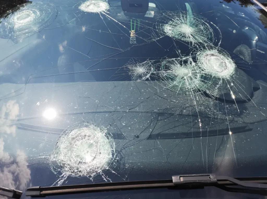 Daños del granizo en un coche