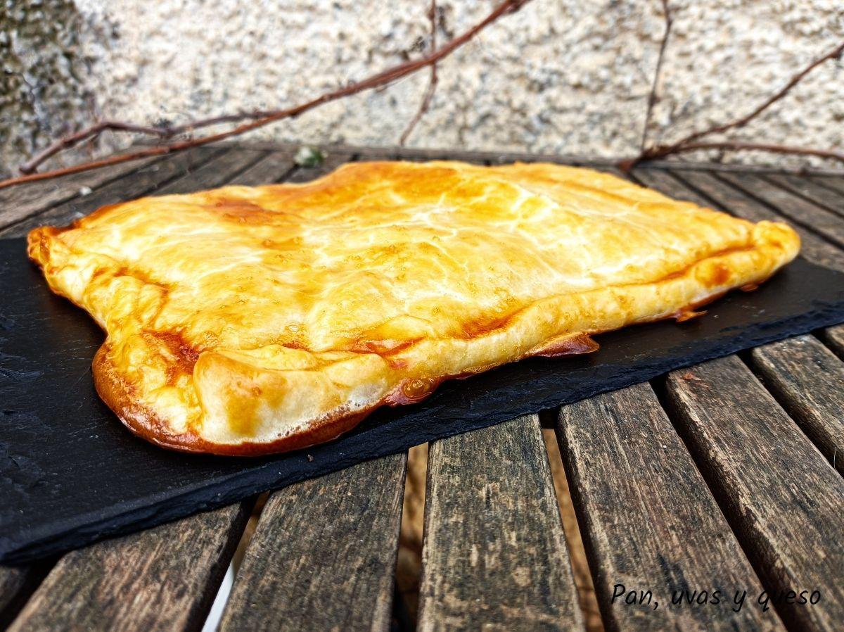 empanada de bonito - pan uvas y queso