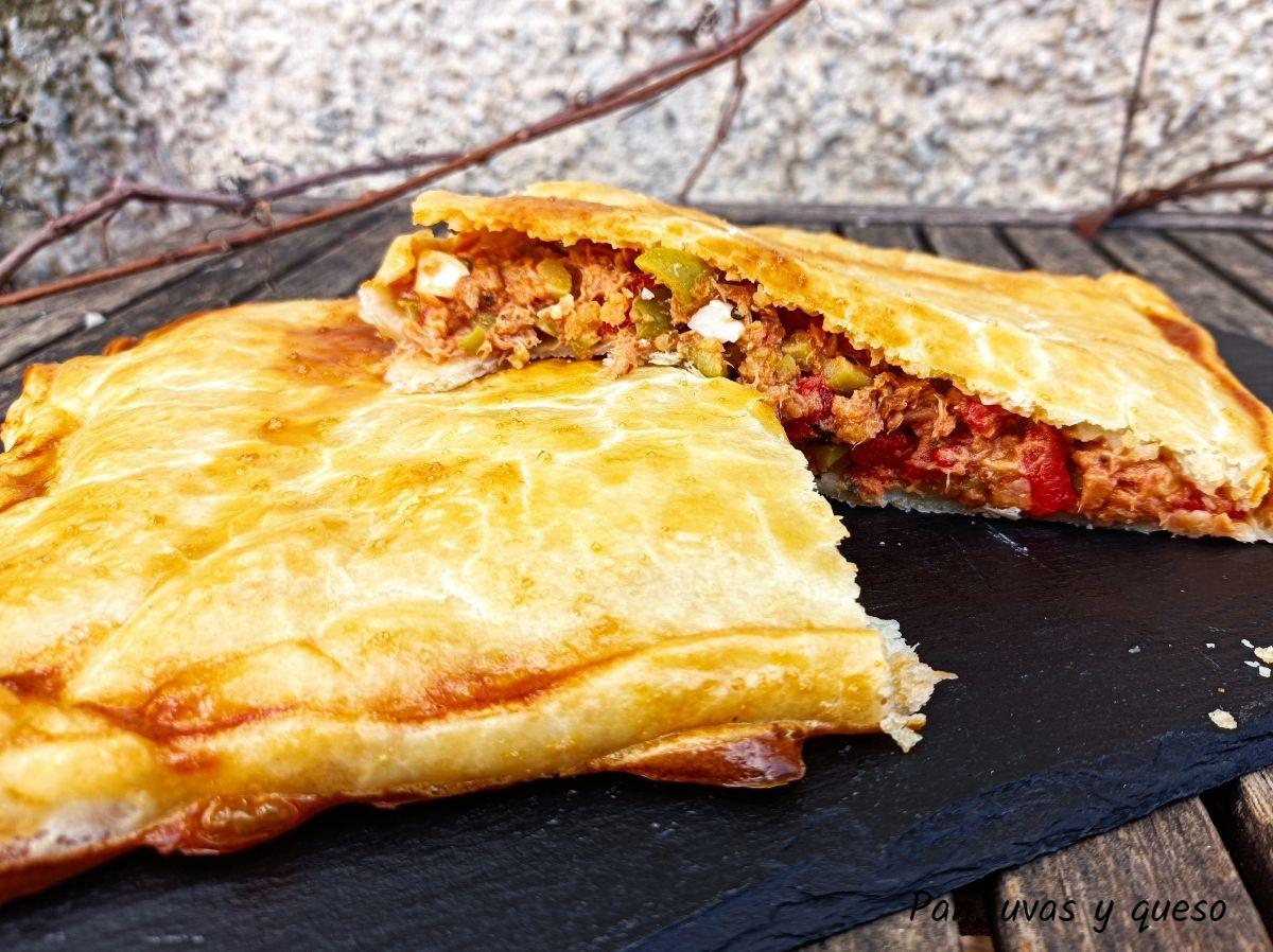 empanada de bonito - pan uvas y queso