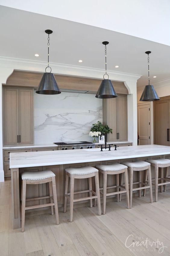 Cocinas grandes con barra desayunadora