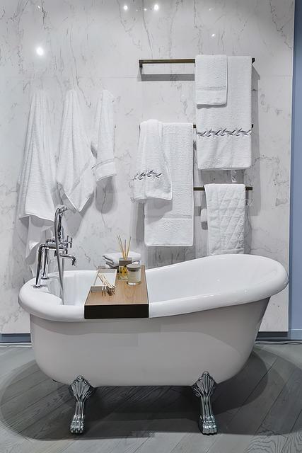 ¿Hace tiempo que te planteas renovar tu baño? ¿en tu casa hay bañera y tienes ganas de quitarla para poner un plato de ducha? Pues claro, la mejor solución es el plato de ducha con una mampara de baño