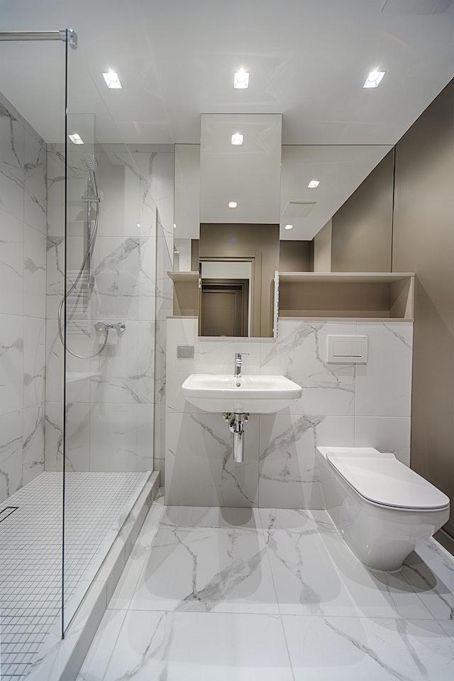 ¿Hace tiempo que te planteas renovar tu baño? ¿en tu casa hay bañera y tienes ganas de quitarla para poner un plato de ducha? Pues claro, la mejor solución es el plato de ducha con una mampara de baño